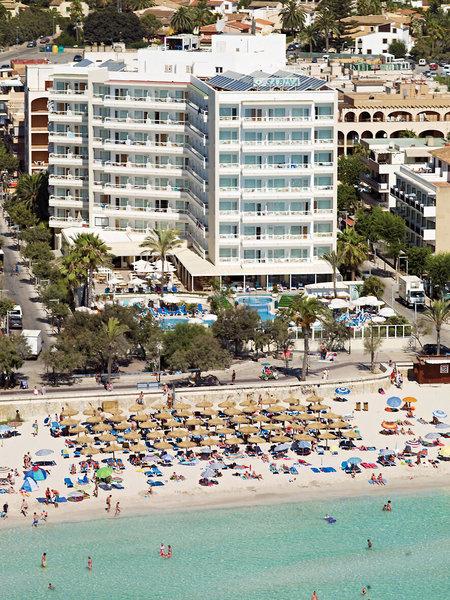 Luftaufnahme des Sabina & Suites Hotels mit Pool und Strand