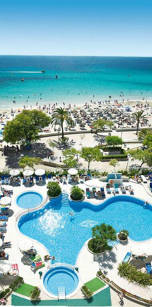 Luftaufnahme des Pools und der Strandanlage des Sabina & Suites Hotels.
