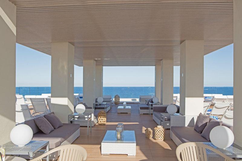 Loungebereich des Sabina & Suites Hotels mit Blick auf das Meer.