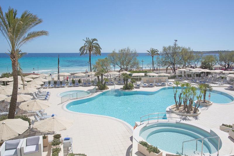 Außenpoolbereich des Sabina & Suites Hotels mit Blick auf den Strand und das Meer