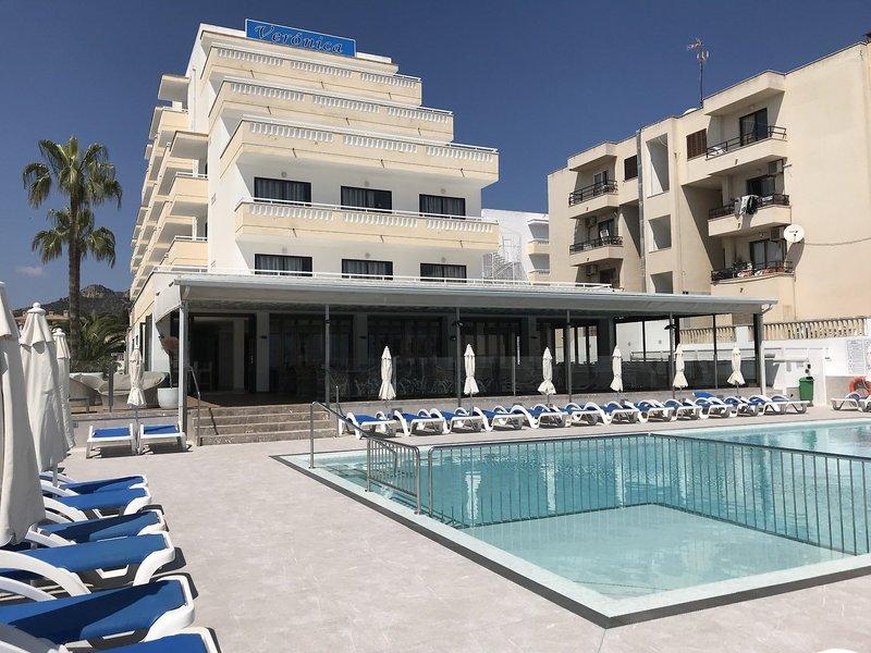 Außenbereich des R2 Veronica Beach Hotel mit Pool und Sonnenliegen