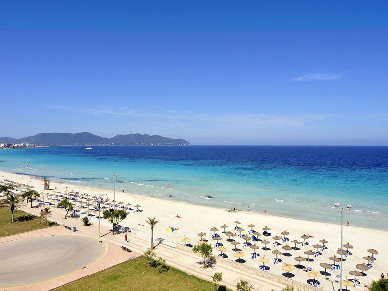 Aussicht auf den Strand des R2 Veronica Beach Hotel mit vielen Sonnenschirmen und Menschen