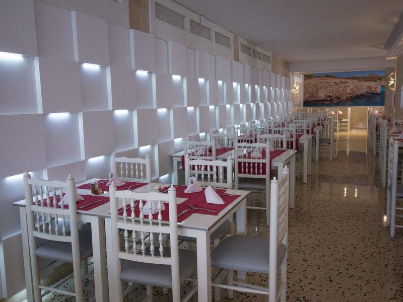 Innenansicht des Restaurants im R2 Veronica Strand Hotel mit geräumigen Tischen und Stühlen.