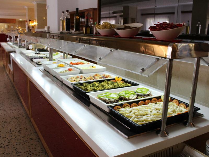 Buffet im R2 Veronica Beach Hotel mit verschiedenen Schalen und Lebensmitteln.