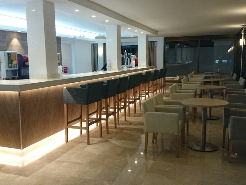 Barbereich im R2 Veronica Beach Hotel mit gepolsterten Stühlen und Tischen.