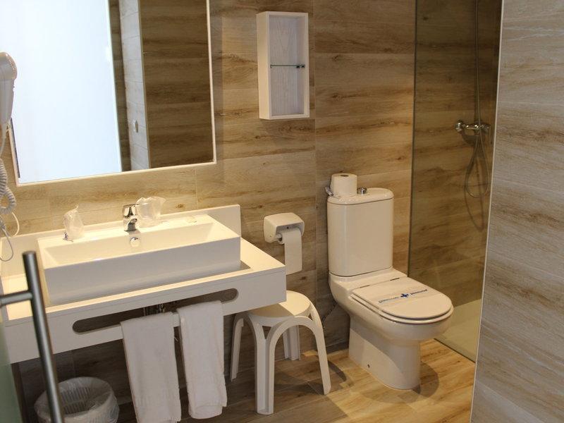 Badezimmer im R2 Veronica Beach Hotel mit Waschbecken, Toilette und Dusche.