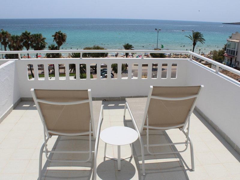 Aussicht vom Balkon des R2 Veronica Beach Hotel auf den Strand und das Meer