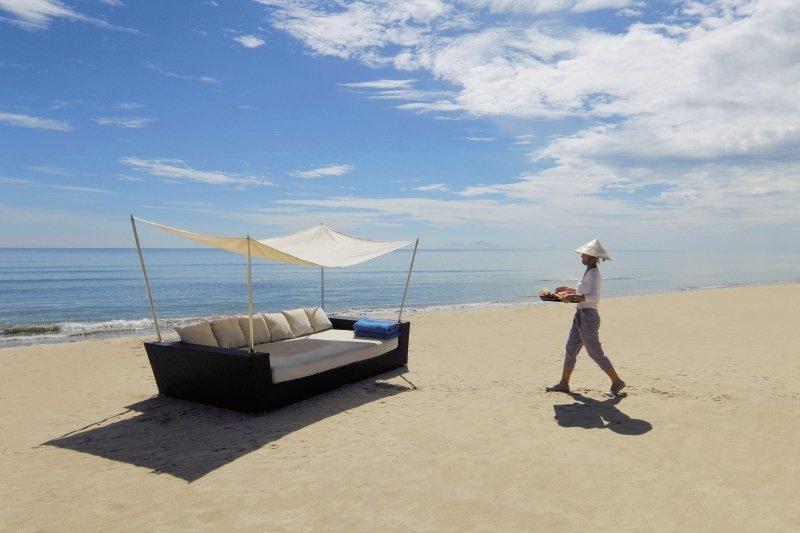Ein Spa-Gäste genießt die Ruhe auf einem Strandsofa am TIA Wellness Resort.