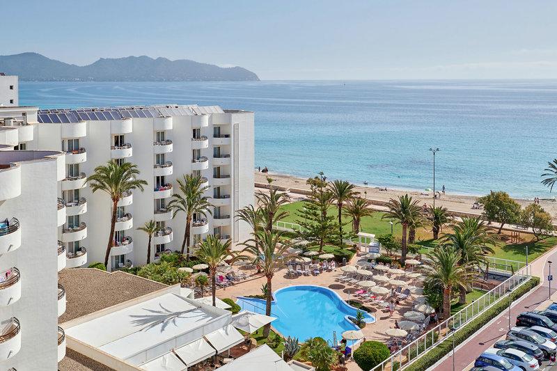 Luftaufnahme des Hipotels Dunas Cala Millor Hotels mit Pool und Meerblick.