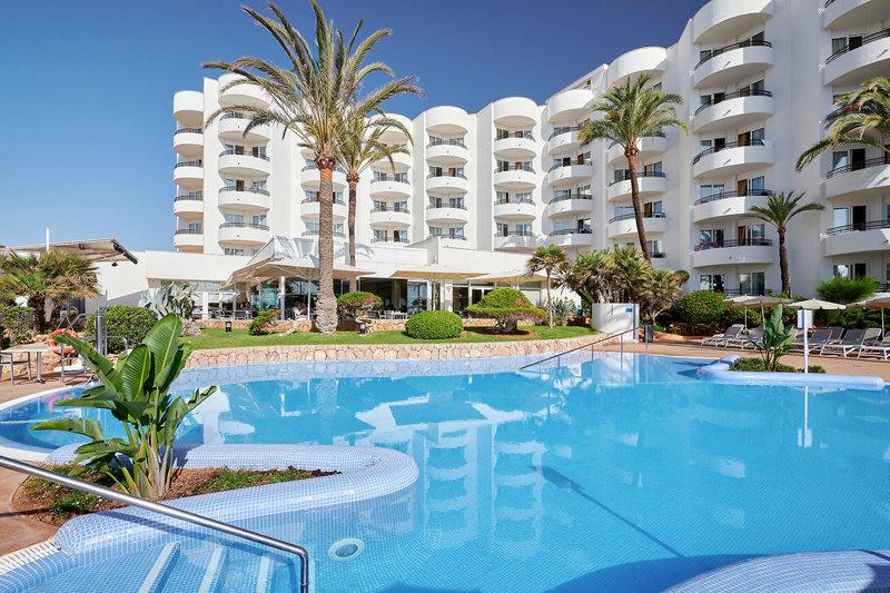Außenansicht des Hipotels Dunas Cala Millor Hotels mit Swimmingpool und Sonnenliegen.