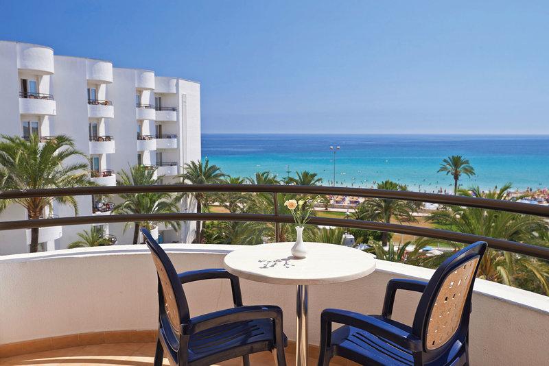 Aussicht vom Balkon des Hipotels Dunas Cala Millor auf das Meer und den Strand.