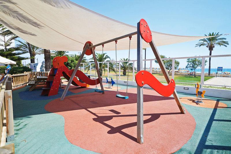 Kinderspielplatz im Hipotels Dunas Cala Millor unter einem Sonnensegel mit Blick auf das Meer