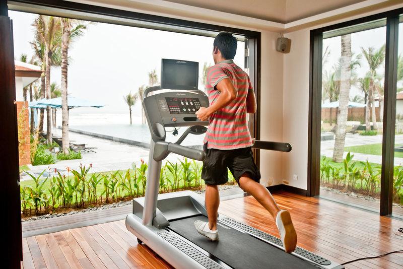 Ein Mann läuft auf einem Laufband im Tia Wellness Resort.