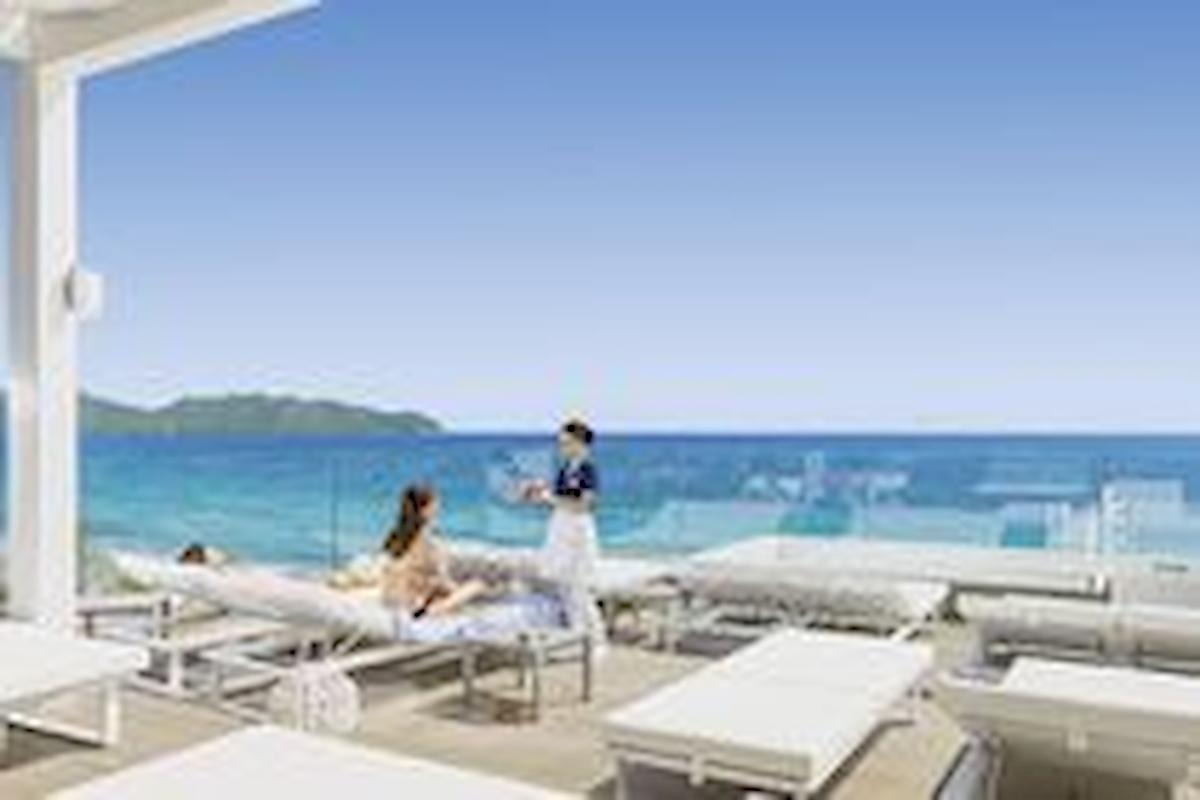 Terrasse im Allsun Hotel Borneo mit Blick auf das Meer und zwei Gäste