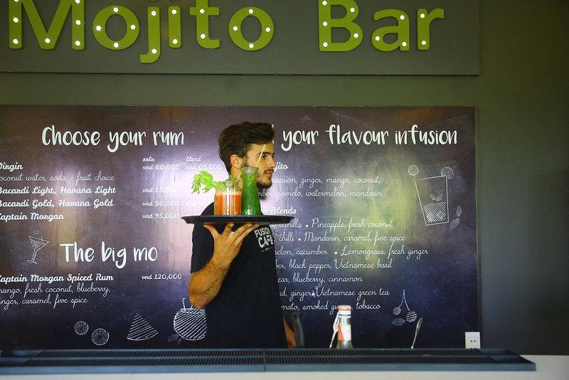 Cocktail-Bar im Tia Wellness Resort mit einem Barkeeper, der Getränke serviert.