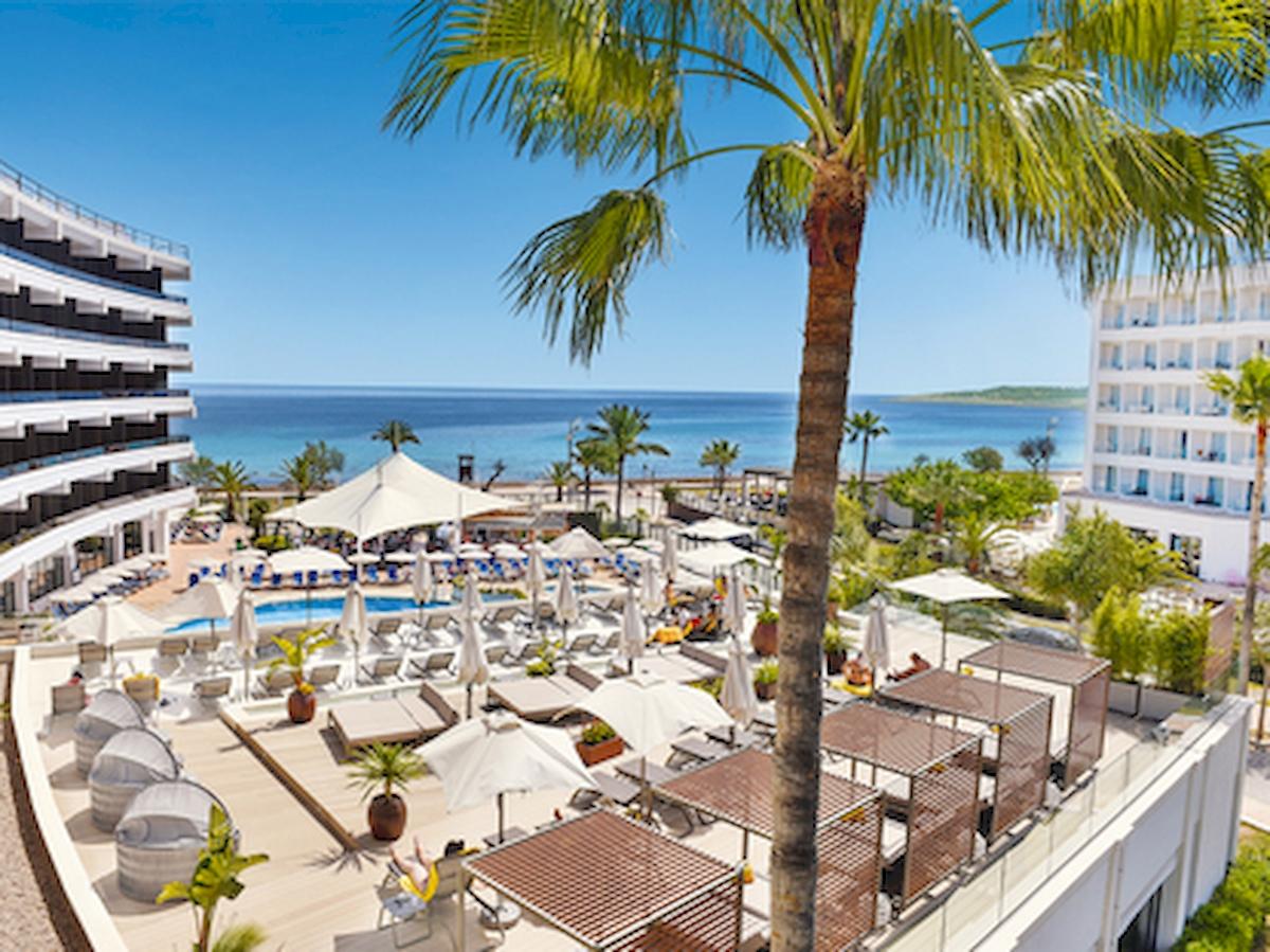 Luftaufnahme des Allsun Hotel Borneo mit Pool, Sonnenliegen und Palmen am Meer