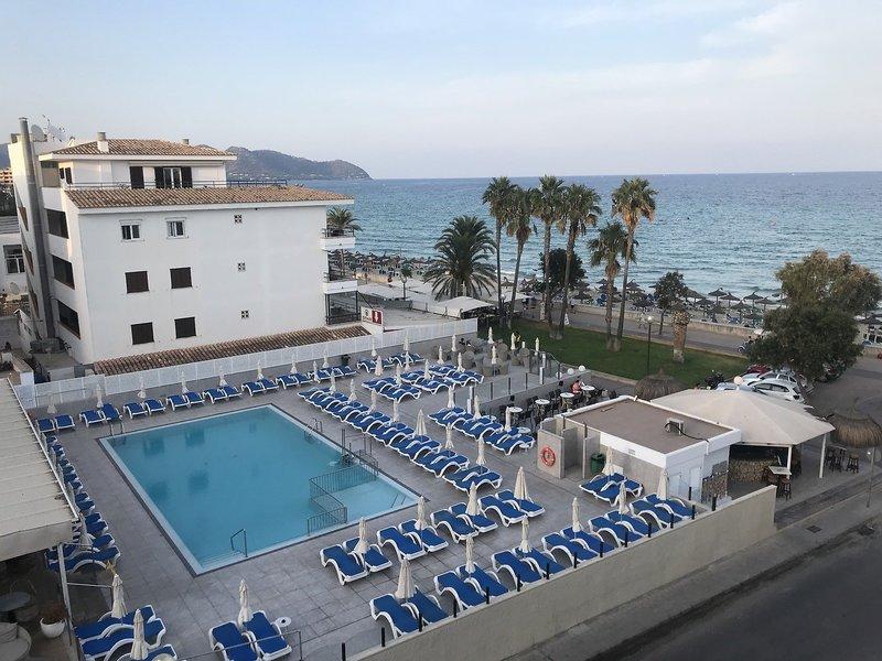Außenbereich des R2 Veronica Beach Hotels mit Pool und Liegestühlen am Strand