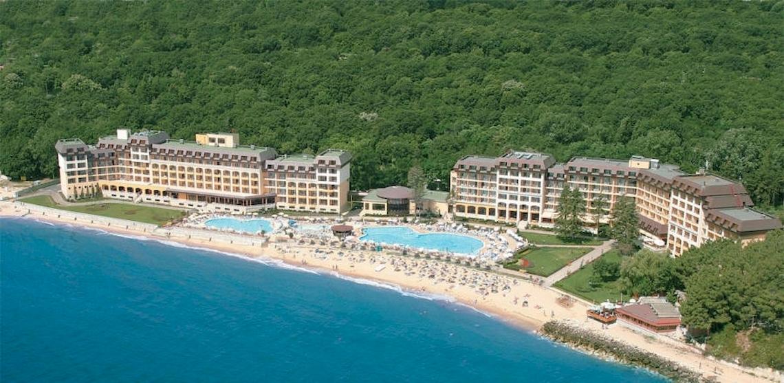 Luftaufnahme des Riviera Beach Hotels am Strand mit Swimmingpools und Palmen