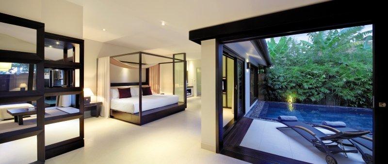 Suite im TIA Wellness Resort mit Pool, großem Bett und Poolzugang.