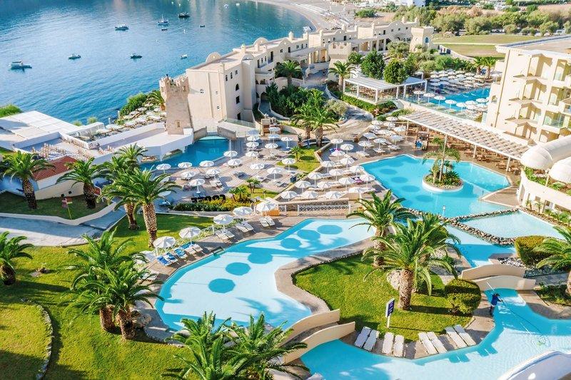 Luftaufnahme des Lindos Royal Resorts mit Swimmingpools, Sonnenschirmen und Hotels am Meer