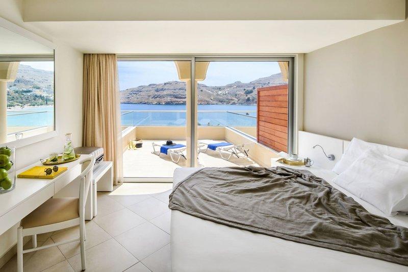 Suite-Zimmer im Lindos Royal Resort mit Blick auf das Meer und die Berge.