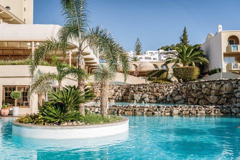Außenbereich des Lindos Royal Resort Hotels mit Pool und Steinmauer