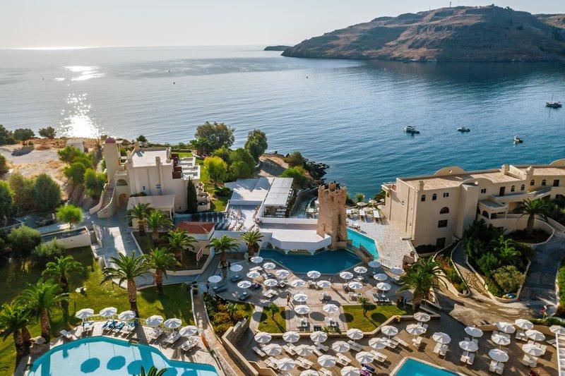 Luftaufnahme des Lindos Royal Resorts mit Blick auf das Meer und mehrere Boote.