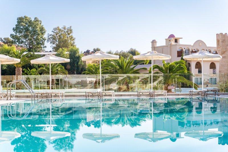 Außenpoolbereich des Lindos Royal Resorts mit weißen Sonnenschirmen und Loungestühlen.