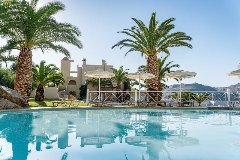 Pool im Lindos Royal Resort mit Sonnenschirmen und Palmenbäumen