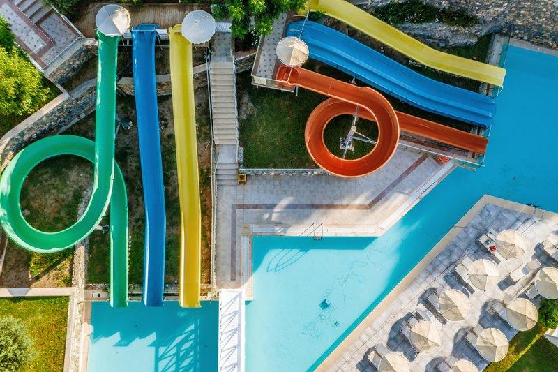 Luftaufnahme des Lindos Royal Resorts mit mehreren bunten Wasserrutschen und einem großen Schwimmbad.