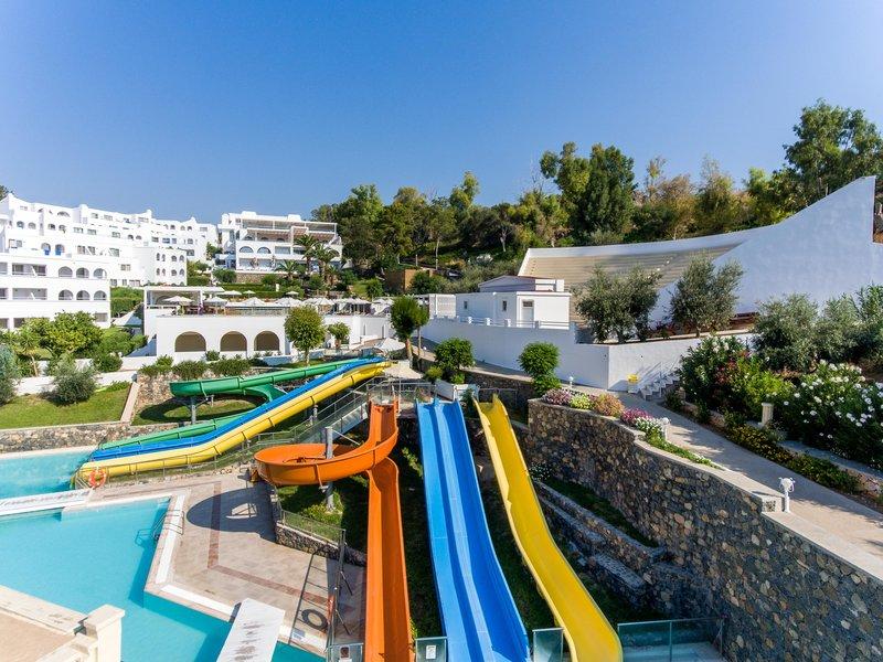 Luftaufnahme des Lindos Royal Resorts mit mehreren bunten Wasserrutschen und einem Pool.