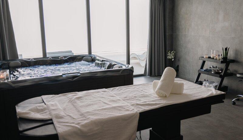 Spa-Bereich im Lindos Royal Resort mit Whirlpool und Behandlungstisch.
