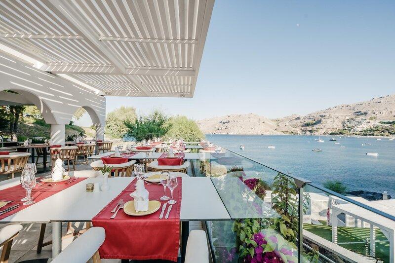Terrasse des Lindos Royal Resorts mit Blick auf das Meer und Berge