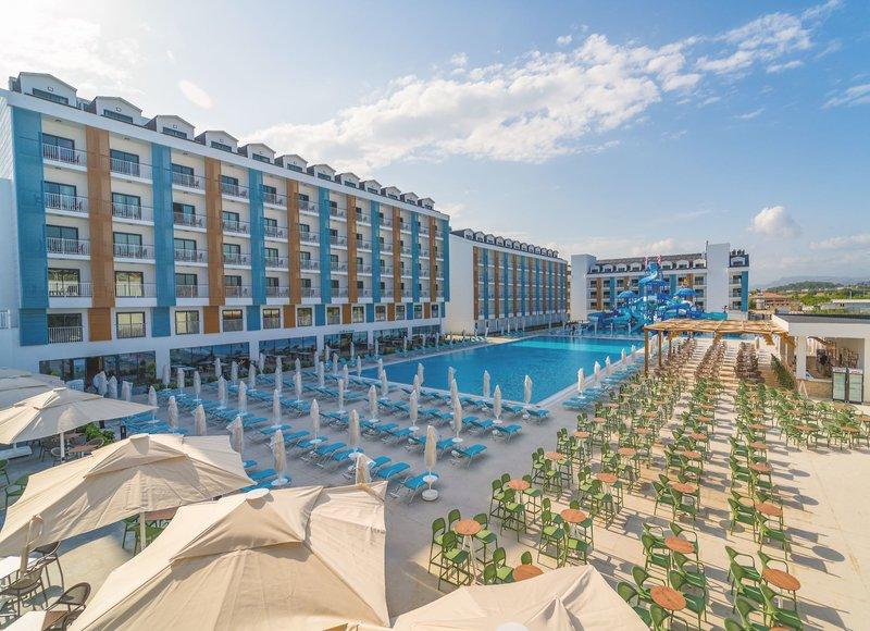 Außenansicht des Arcanus Hotels Trendline Side mit Swimmingpool und Sonnenliegen.