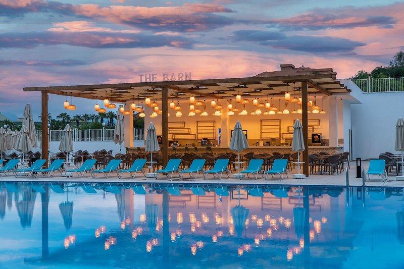 Außenbereich des Arcanus Hotels Trendline Side mit Pool, Sonnenliegen und The Barn Bar.