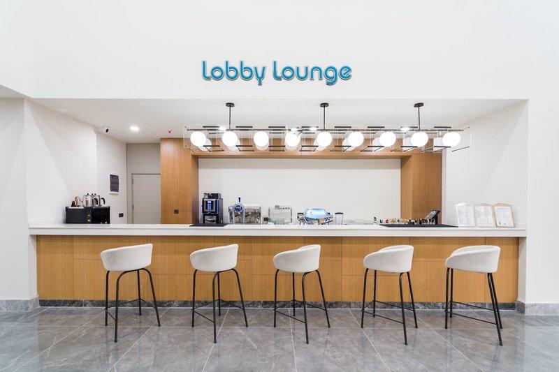 Lobby-Lounge im Arcanus Hotels Trendline Side mit Bar und Sesseln