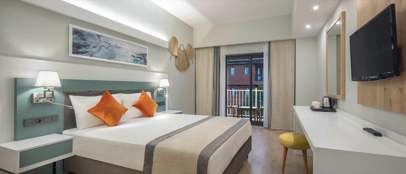 Hotelzimmer im Arcanus Hotels Trendline Side mit Bett, Fernseher, Schreibtisch und Balkon.