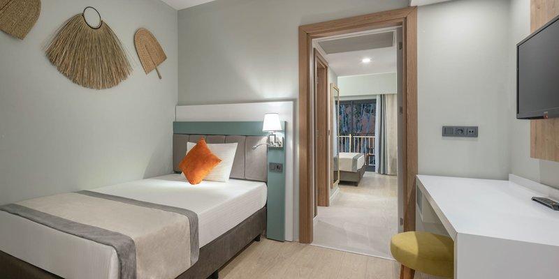 Hotelzimmer im Arcanus Hotels Trendline Side mit Bett, Deko und Fernseher.