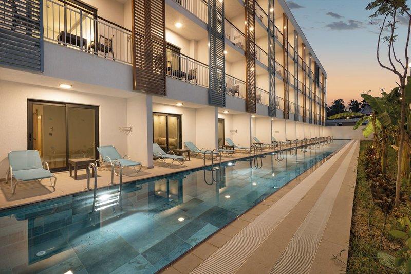 Außenansicht des Schwimmbeckens im Arcanus Hotels Trendline Side
