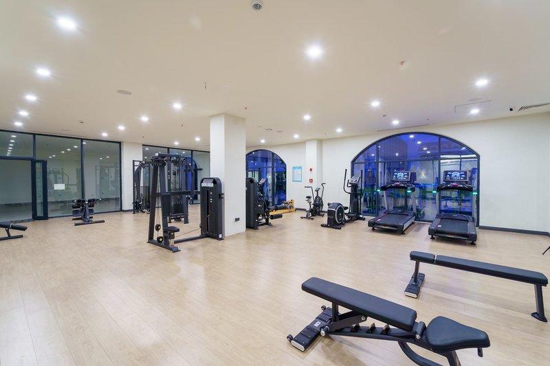 Fitnesscenter im Arcanus Hotels Trendline Side mit Laufbändern und Trainingsgeräten
