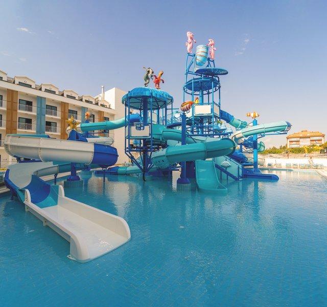 Wasserpark des Arcanus Hotels Trendline Side mit mehreren Rutschen und einer großen Poolfläche.