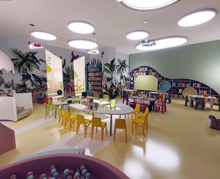 Kinderspielzimmer im Arcanus Hotels Trendline Side mit bunten Möbeln und Bücherregalen.