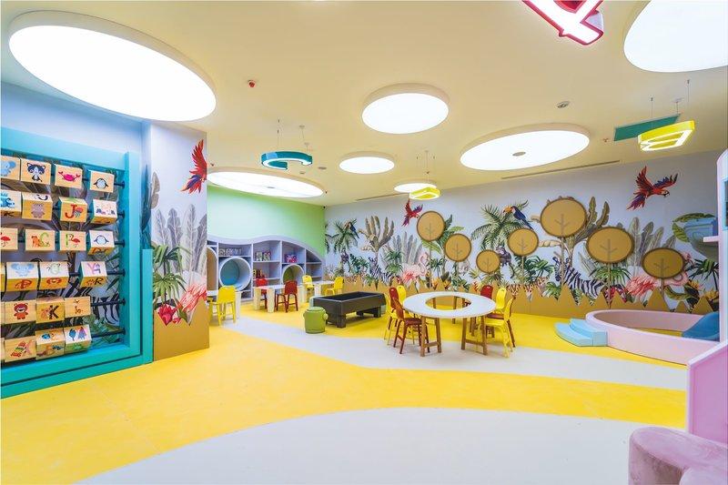 Kinderzimmer mit bunten Möbeln, Spielsälen und farbigen Wandmalereien.
