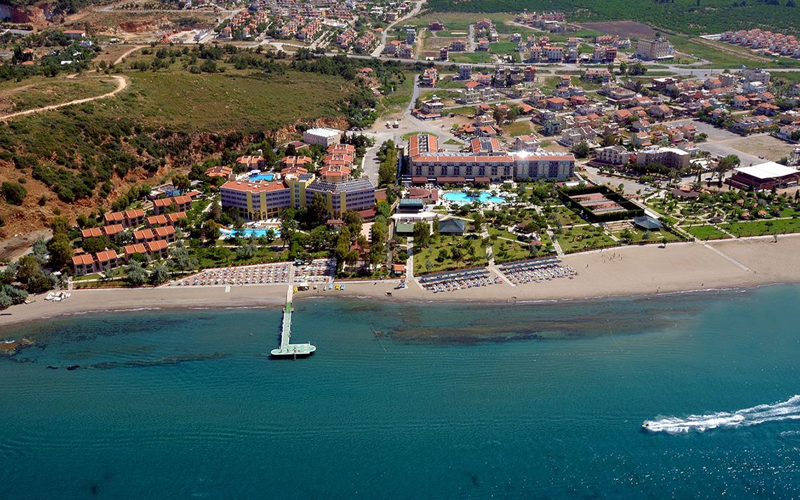 Luftaufnahme des Club Yali Hotels & Resort mit Pool und Strand