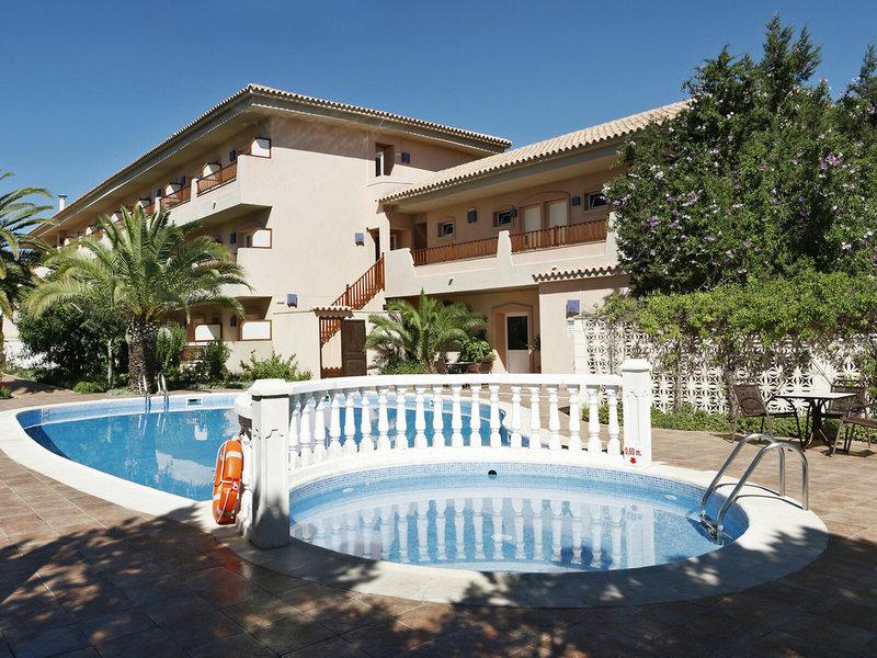 Außenpool des Voramar Formentera Hotels mit umliegender Landschaft