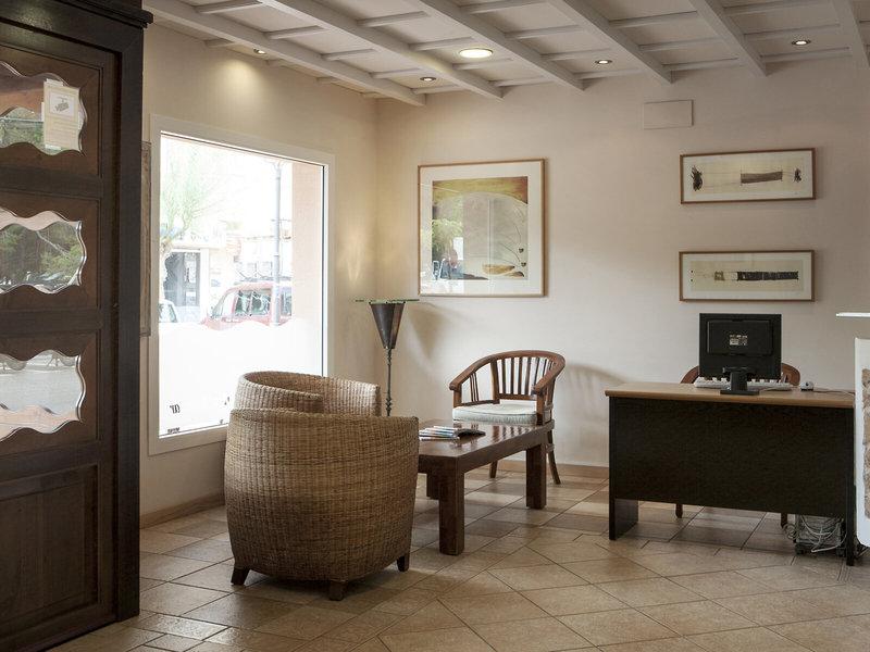 Innenansicht der Lobby des Voramar Formentera Hotels mit Möbeln und Dekor.