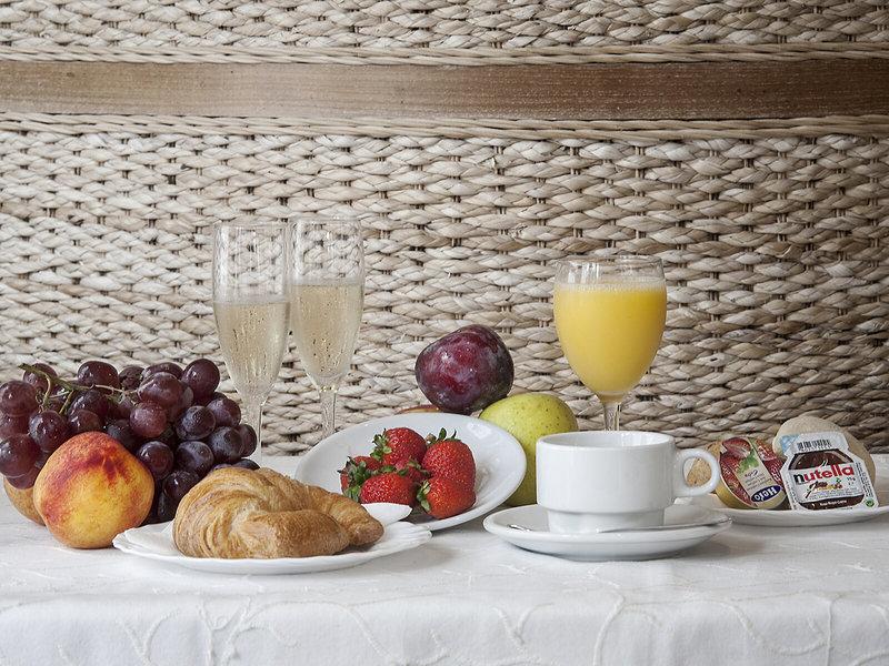 Frühstücksbuffet im Hotel Voramar Formentera mit Früchten, Croissants und Getränken.
