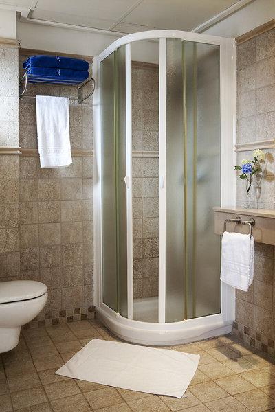 Badezimmer im Voramar Formentera Hotel mit Dusche und Toilette