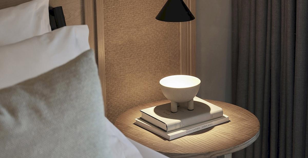 Nachttisch mit Lampe und Büchern im Zimmer des Helea Lifestyle Beach Resort