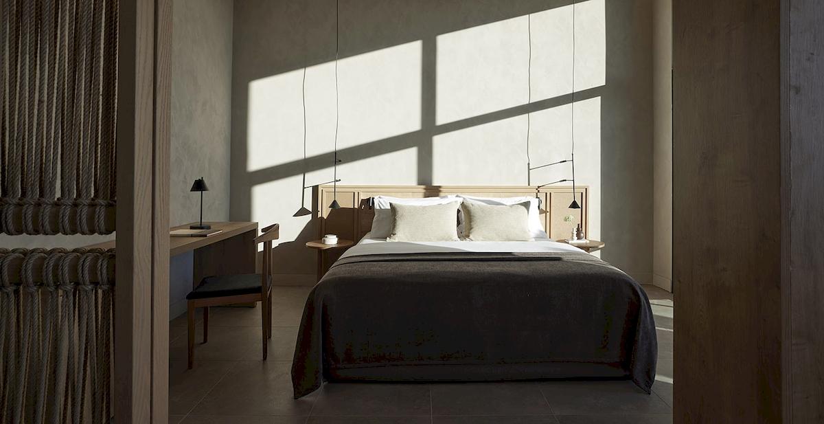 Ein ruhiges Schlafzimmer im Helea Lifestyle Beach Resort mit einer Bett, einem Schreibtisch und einem Stuhl.